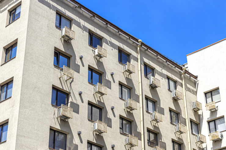 Установка кондиционера под окном Установка кондиционера под окном